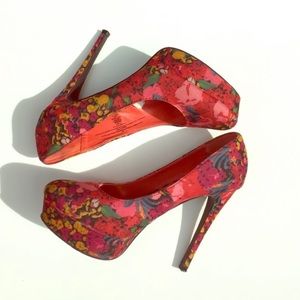 XHILARATION  Floral Pumps